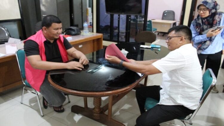 Terpidana Korupsi Gedung Kebudayaan Sumbar Dieksekusi ke Rutan Anak Air Padang 1 Terpidana kasus korupsi pembangunan Gedung Kebudayaan Sumbar Alkhadri Suenda menjalani proses administrasi sebelum dieksekusi ke Rutan Anak Air Padang. (Foto: Dok. Kejari Padang)