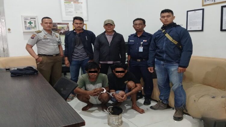 Petugas Polsuska KAI Divre II Sumbar dan pelaku percobaan pencurian saat berada di pos pengamanan Stasiun Padang, Sabtu (11/1). (Foto: Dok KAI Divre II Sumbar)