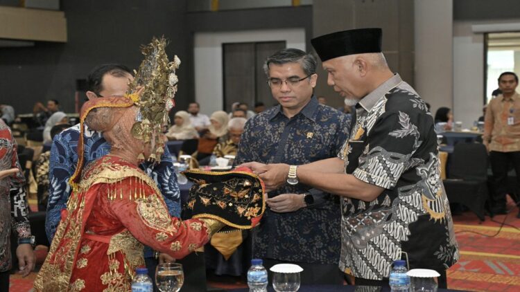 Dialog Nasional IKA Unand: Menaker dan Gubernur Sumbar Bahas Prospek Ekonomi di Masa Pemerintahan Baru 1 Ikatan Keluarga Alumni (IKA) Universitas Andalas (Unand) menggelar silaturahmi dan dialog nasional dengan tema "Prospek Pertumbuhan Ekonomi Nasional di Masa Pemerintahan Presiden Baru", yang berlangsung di Truntum Hotel, Padang, pada Sabtu (11/1/2025). (Foto: Dok. Istimewa0