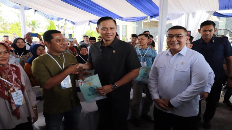 Kementerian ATR/BPN Percepat Sertifikasi Tanah Wakaf untuk Keamanan Rumah Ibadah di Indonesia 1 Wamen ATR bersama Menteri Koordinator Bidang Infrastruktur dan Pembangunan Kewilayahan, Agus Harimurti Yudhoyono (AHY) menyerahkan 14 sertifikat tanah wakaf untuk masjid, musala, pondok pesantren, dan tempat ibadah lainnya. (Foto: Istimewa)