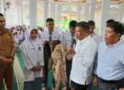 Ketua Fraksi Gerindra DPRD Sumbar Khairuddin Simanjuntak Serahkan Seragam Sekolah Gratis di Pasaman