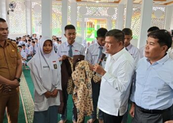 Ketua Fraksi Gerindra DPRD Sumbar Khairuddin Simanjuntak Serahkan Seragam Sekolah Gratis di Pasaman 3 Ketua Fraksi Gerindra DPRD Sumbar Khairuddin Simanjuntak Serahkan Seragam Sekolah Gratis di Pasaman