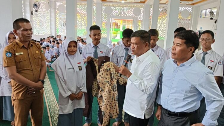 Ketua Fraksi Gerindra DPRD Sumbar Khairuddin Simanjuntak Serahkan Seragam Sekolah Gratis di Pasaman 1 Ketua Fraksi Gerindra DPRD Sumbar Khairuddin Simanjuntak menyerahkan seragam sekolah gratis di Pasaman. (Foto: Dok. Istimewa)