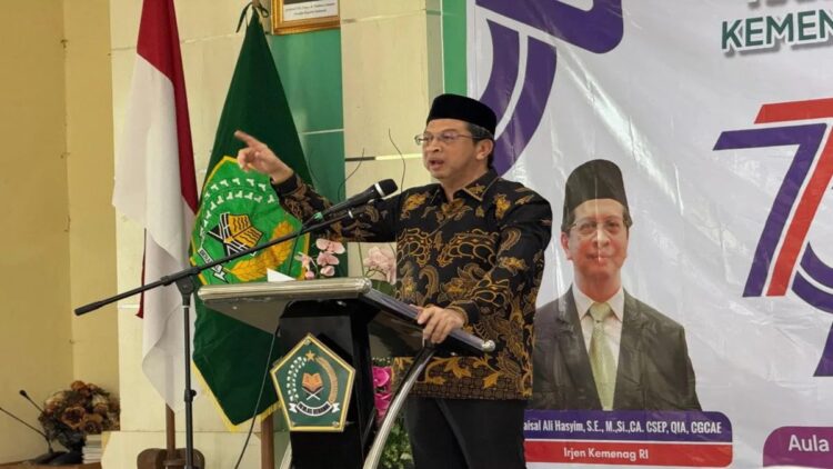 Inspektur Jenderal (Irjen) Kemenag RI Faisal Ali Hasyim memberikan arahan di Padang, Senin (13/1/2025). (Antara/HO-Humas Kemenag Sumbar)