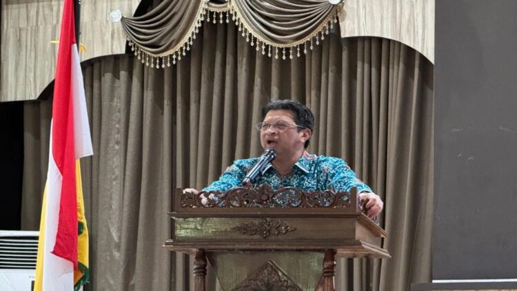 Inspektur Jenderal (Irjen) Kemenag RI Faisal Ali Hasyim memberikan paparan di Bukittinggi, Selasa (14/1/2025). (Antara/HO-Humas Kemenag Sumbar)