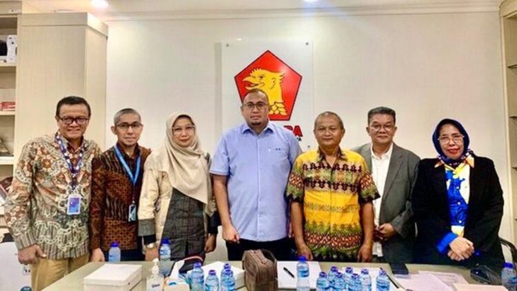 Andre Rosiade bertemu korban PHK PT Pos Indonesia Cabang Majalengka bernama Dadang Iskandar. (Foto: Tim AR)