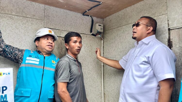 Andre Rosiade didampingi pihak PLN meresmikan penyalaan listrik warga di Jorong Aia Abu, Kabupaten Solok. (Foto: Tim AR)