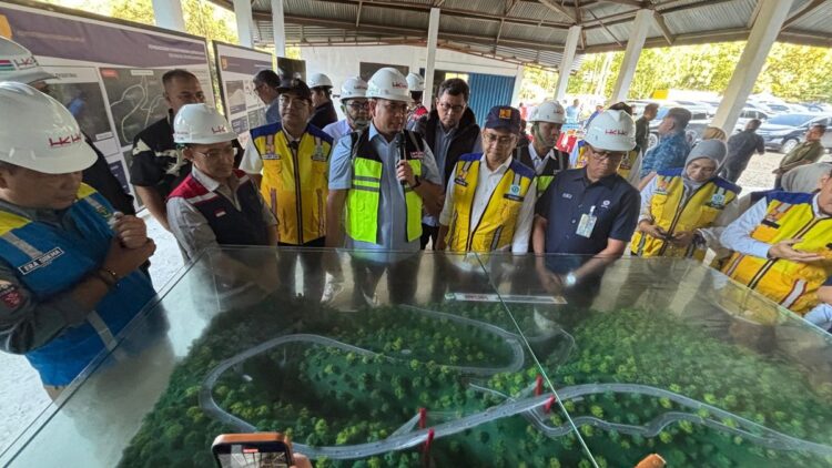 Wakil Ketua Komisi VI DPR RI Andre Rosiade meninjau proyek Fly Over Sitinjau Lauik. (Foto: Tim AR)
