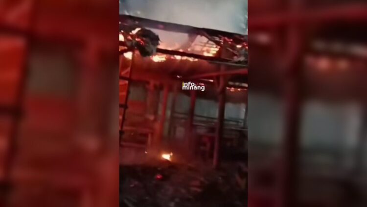 Diduga jadi Tempat Jual Miras dan Hiburan Malam, Massa Bakar Bangunan dan Kafe di Pasaman Barat 1 Kafe dan bangunan warga dibakar massa di Pasaman Barat. (Foto: Tangkapan layar @infominang)