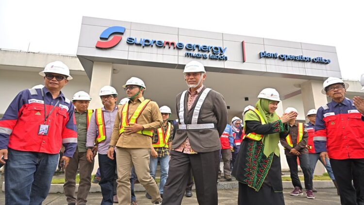 Gubernur Mahyeldi saat meninjau operasional PT Supreme Energy Muara Laboh di Solok Selatan, Sabtu (18/1/2025). (Foto: Istimewa)