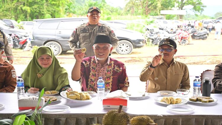 Gubernur Sumbar: Festival Durian Solok Selatan, Ajang Promosi Potensi Lokal ke Masyarakat Luas 1 Gubernur Sumbar mencicipi durian saat Festival Durian di Solok Selatan. (Foto: Istimewa)