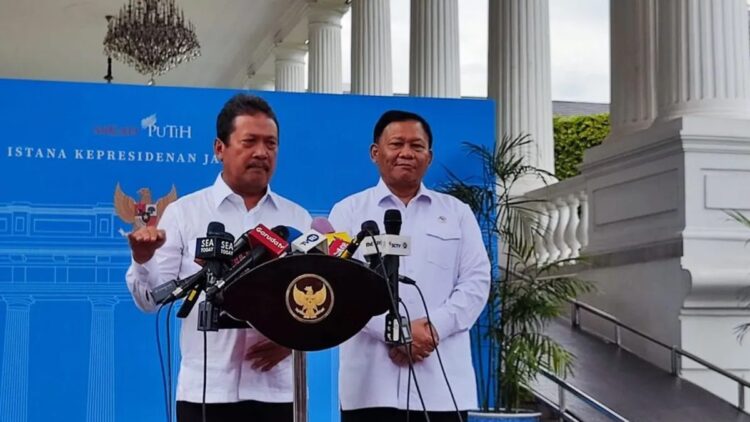 Menteri Kelautan dan Perikanan Sakti Wahyu Trenggono (kiri) memberikan keterangan pers di Istana Kepresidenan Jakarta, Senin (20/1/2025). ANTARA/Mentari Dwi Gayati