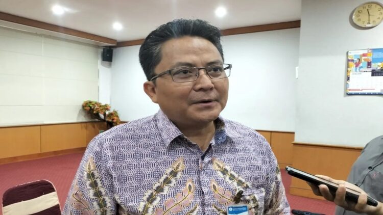 Kepala BI Perwakilan Provinsi Sumbar Mohamad Abdul Majid Ikram saat diwawancarai di Padang. (ANTARA/Muhammad Zulfikar)