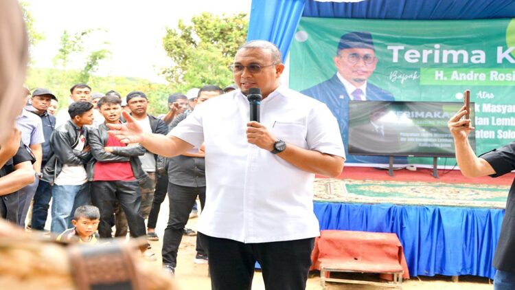 Pembangunan PLTS di Danau Singkarak, Andre Rosiade: Semua Aspirasi Masyarakat akan Dikaji PLN 1 Andre Rosiade berdialog dengan masyarakat terkait rencana pembangunan PLTS Terapung di Danau Singkarak. (Foto: Dok. Istimewa)