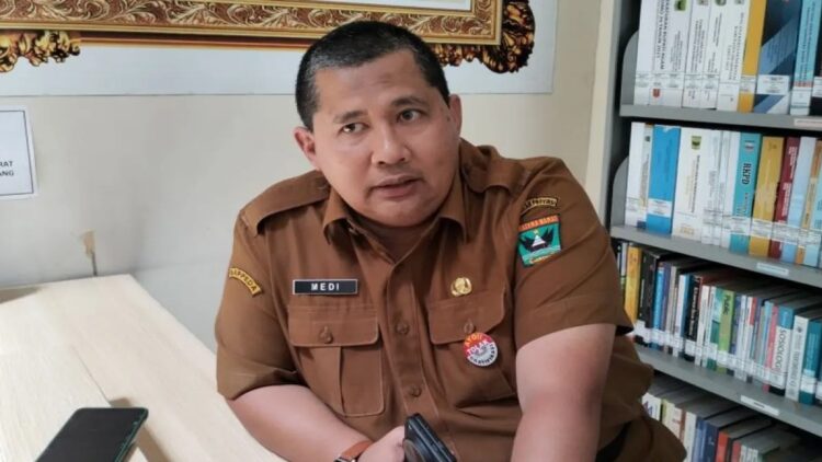 Kepala Badan Perencanaan Pembangunan Daerah (Bappeda) Sumbar Medi Iswandi saat diwawancarai di Padang. (ANTARA/Muhammad Zulfikar)