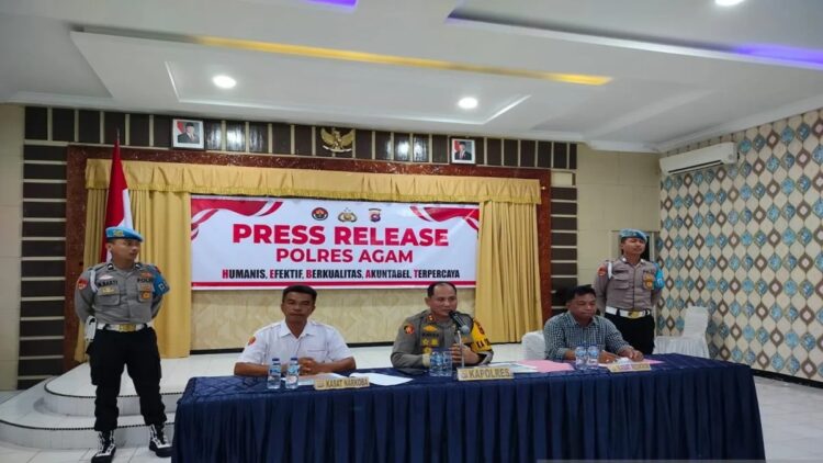 Kapolres Agam AKBP Muhammad Agus Hidayat didampingi Kasat Resnarkoba Polres Agam Iptu Herwin (kiri). Dok Antara/Yusrizal