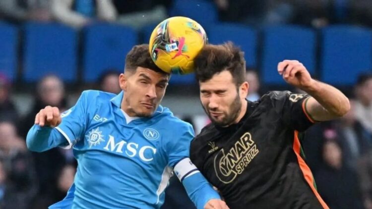 Pesepak bola Napoli Giovanni Di Lorenzo (kiri) berduel dengan pesepak bola Venezia Marin Sverko dalam pertandingan Liga Italia di Stadion Diego Armando Maradona, Napoli, Itaia, Minggu (29/12) malam WIB. ANTARA FOTO/Xinhua/Alberto Lingria/tom.
