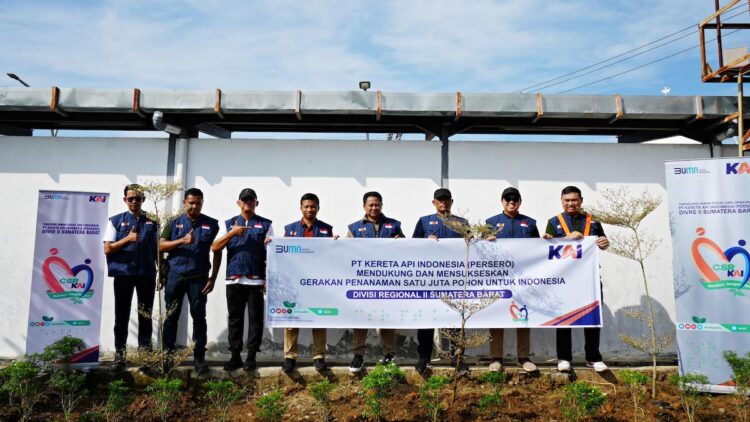 Stasiun Jadi Lebih Hijau, KAI Divre II Sumbar Tanam 470 Pohon untuk Masa Depan 1 Aksi tanam pohon yang digelar KAI Divre II Sumbar. (dok. istimewa)