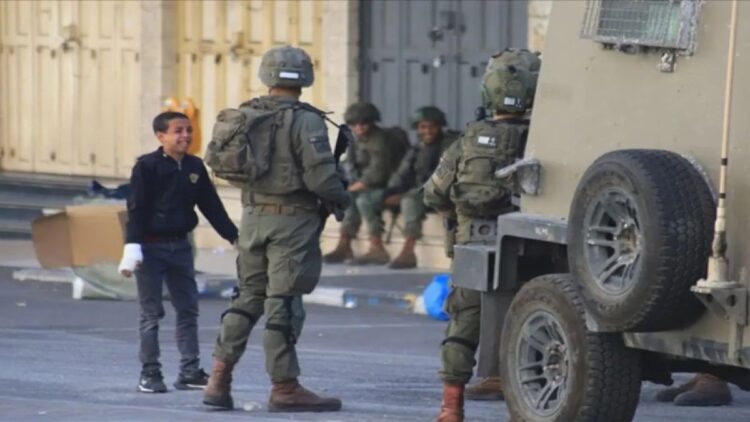 Tentara Israel menangkap sedikitnya 20 warga Palestina dalam serangkaian penggerebekan militer terbaru di wilayah Tepi Barat yang diduduki, menurut kelompok advokasi urusan tahanan pada Senin (6/1/2025)./ANTARA/Anadolu/py