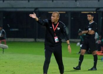 Pelatih Timnas Indonesia U-17 Nova Arianto (tengah) memberikan arahan kepada para pemainnya saat menghadapi Timnas India U-17 pada pertandingan persahabatan internasional leg 2 di Stadion Kapten I Wayan Dipta Gianyar, Bali, Selasa (27/8/2024). (ANTARA FOTO/Nyoman Hendra Wibowo/tom/am)