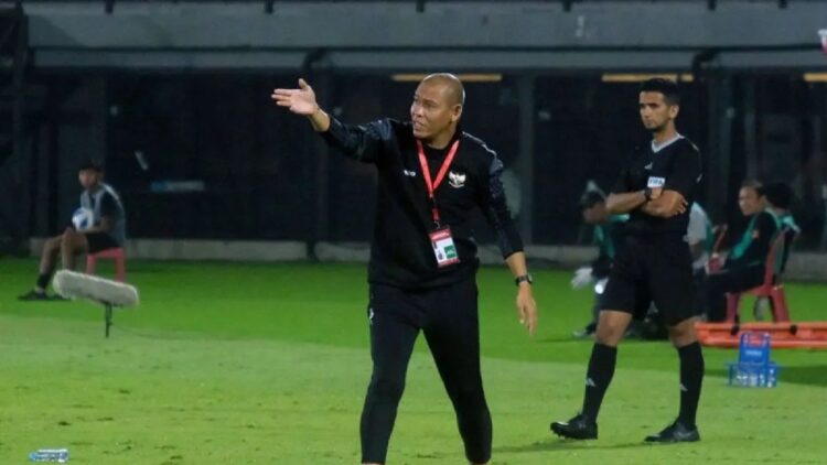 Pelatih Timnas Indonesia U-17 Nova Arianto (tengah) memberikan arahan kepada para pemainnya saat menghadapi Timnas India U-17 pada pertandingan persahabatan internasional leg 2 di Stadion Kapten I Wayan Dipta Gianyar, Bali, Selasa (27/8/2024). (ANTARA FOTO/Nyoman Hendra Wibowo/tom/am)