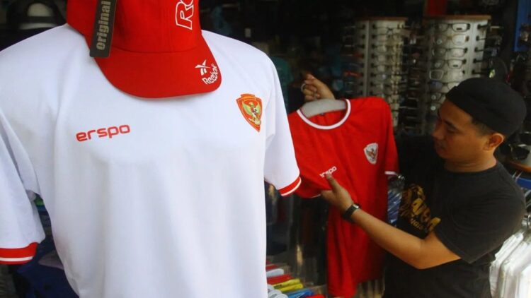 Erspo Akan Luncurkan Desain Baru Jersey Timnas Indonesia pada 25 Januari 1 Ilustrasi - Pramuniaga menata jersei Timnas Indonesia di sebuah gerai perlengkapan olahraga di Malang, Jawa Timur, Senin (29/4/2024). ANTARA FOTO/Ari Bowo Sucipto/foc. (ANTARA FOTO/STR)