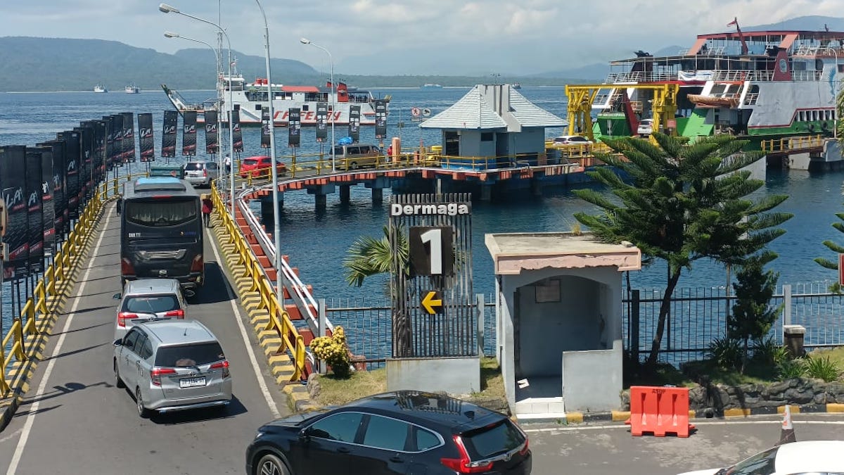 Antrian kendaraan yang akan masuk kapal Ferry untuk menyeberang. (Foto : ASDP)