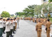 Pj Sekda Serahkan Penghargaan Employee of The 2nd Semester 2024 bagi ASN Pemko Padang