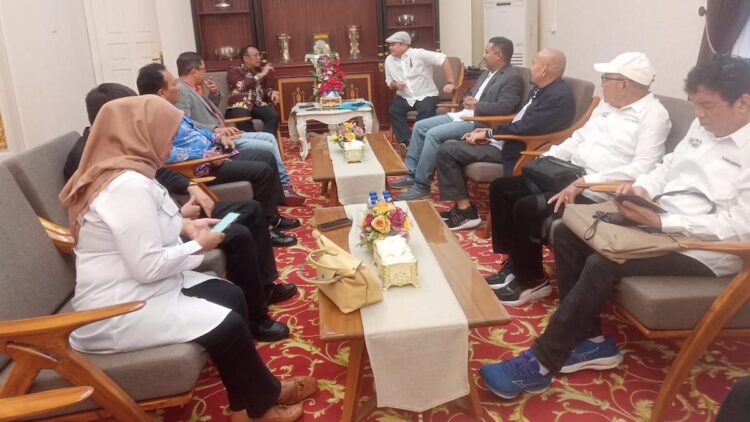 Audiensi Ketua PWI Pusat dengan Pj Gubernur Riau terkait penyelenggaraan HPN 2025. (dok. istimewa)