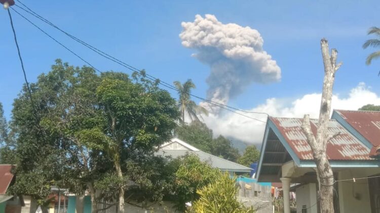 Aktivitas Gunung Marapi Meningkat, Badan Geologi Imbau Warga Waspada terhadap Potensi Letusan 1 Gunung Marapi erupsi lagi pada Sabtu (4/1/2025) pagi. (dok. istimewa)