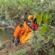 Evakuasi korban terseret arus sungai di Pessel. (dok. istimewa)