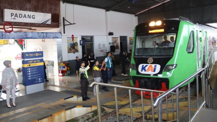 Jajaran manajemen KAI Divre II Sumbar sambut kereta di Stasiun Padang. (dok. Humas KAI)