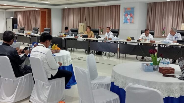 Bank Nagari Tunjukkan Kinerja Impresif Sepanjang 2024, Aset Meningkat hingga Rp33,11 Triliun 1 Konferensi pers kinerja Bank Nagari tahun 2024 bersama pemimpin redaksi dan jurnalis Sumatera Barat, digelar di Kantor Pusat Bank Nagari, Padang, Senin sore. (dok. Radarsumbar)