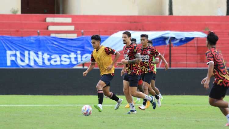 Bertandang ke Markas PSS Sleman, Semen Padang FC Targetkan Tiga Poin 1 Para pemain Semen Padang FC menggelar latihan jelang laga melawan PSS Sleman. (dok. MO SPFC)