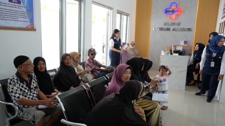 Soft Launching Klinik Mediska Lubuk Alung, KAI Divre II Sumbar Gelar Pengobatan Gratis 1 Layanan di klinik MedisKA Lubuk Alung. (dok. Humas)