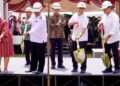 Peletakan batu pertama pengembangan RSUD Reda Bolo di Sumba Barat Daya, NTT, Jumat (17/1), merupakan wujud nyata dari dimulainya PHTC di bidang kesehatan Presiden Prabowo Subianto. Peletakan batu pertama dihadiri Menteri Kesehatan Budi Gunadi Sadikin dan Kepala KSP A.M. Putranto. (Foto: Dok Kemenkes)
