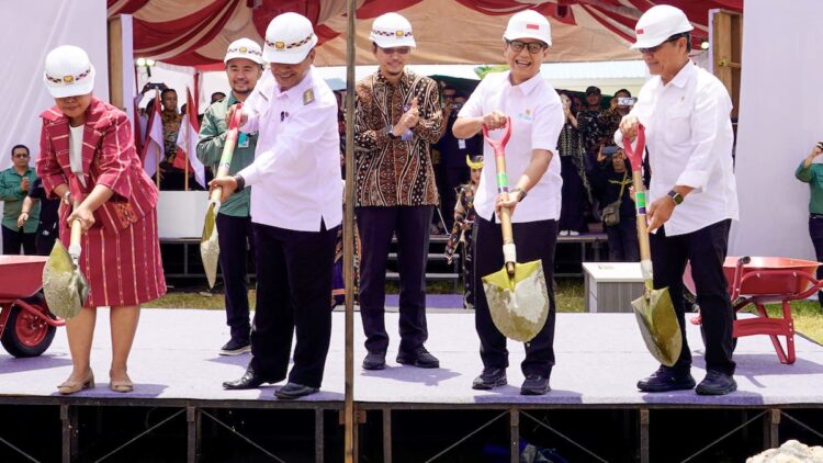 Peletakan batu pertama pengembangan RSUD Reda Bolo di Sumba Barat Daya, NTT, Jumat (17/1), merupakan wujud nyata dari dimulainya PHTC di bidang kesehatan Presiden Prabowo Subianto. Peletakan batu pertama dihadiri Menteri Kesehatan Budi Gunadi Sadikin dan Kepala KSP A.M. Putranto. (Foto: Dok Kemenkes)