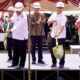 Peletakan batu pertama pengembangan RSUD Reda Bolo di Sumba Barat Daya, NTT, Jumat (17/1), merupakan wujud nyata dari dimulainya PHTC di bidang kesehatan Presiden Prabowo Subianto. Peletakan batu pertama dihadiri Menteri Kesehatan Budi Gunadi Sadikin dan Kepala KSP A.M. Putranto. (Foto: Dok Kemenkes)