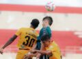 Gelandang Semen Padang FC, Alhasan Wakaso dan bek Bima Reksa berebut bola dengan pemain PSS Sleman, Kevin Gomes. (dok. IG PSS Sleman)