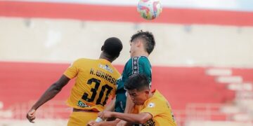 Gelandang Semen Padang FC, Alhasan Wakaso dan bek Bima Reksa berebut bola dengan pemain PSS Sleman, Kevin Gomes. (dok. IG PSS Sleman)