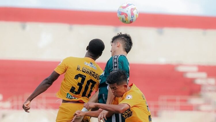 Semen Padang FC Tumbangkan PSS Sleman 2-4 di Kandangnya, Comeback Terbaik di Liga 1 2025 1 Gelandang Semen Padang FC, Alhasan Wakaso dan bek Bima Reksa berebut bola dengan pemain PSS Sleman, Kevin Gomes. (dok. IG PSS Sleman)