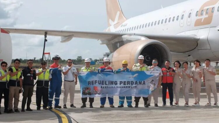 Pertamina Jamin Pasokan Energi selama Imlek 2025 1 Pengisian bahan bakar Avtur perdana di Bandara Singkawang, Kalimantan Barat, Senin (20/1/2025). (dok. ANTARA/HO-PT Pertamina Patra Niaga)