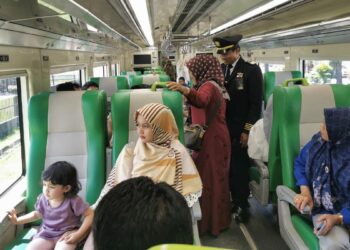 Petugas KAI DIvre II Sumbar mengecek kesiapan penumpang di kereta api rute BIM. (dok. Humas)