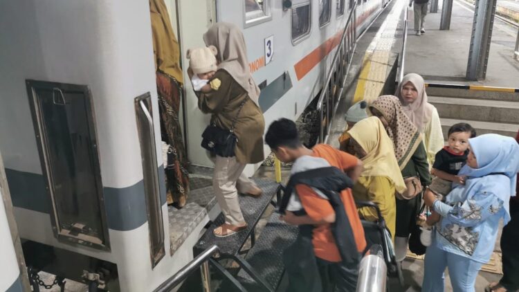 KAI Divre II Sumbar Ingatkan Kembali Aturan Naik Kereta Api saat Libur Panjang 1 Penumpang Kereta Api (KA) Sibinuang saat long weekend di Stasiun Padang. (dok. Humas)