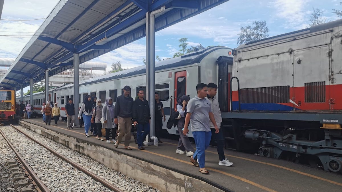 Penumpang turun dari KA (Kereta Api) Sibinuang yang merupakan andalan dari KAI Divre II Sumbar. (dok. Humas)