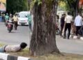 Aksi penusukan diduga di depan Kampus UNP yang melibatkan agen bus. Salah seorang dinyatakan meninggal. (dok. tangkapan layar)