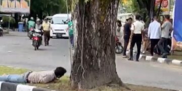 Berebut Penumpang Berujung Maut, Agen Bus Tewas Ditusuk di Depan Kampus UNP 7 Aksi penusukan diduga di depan Kampus UNP yang melibatkan agen bus. Salah seorang dinyatakan meninggal. (dok. tangkapan layar)