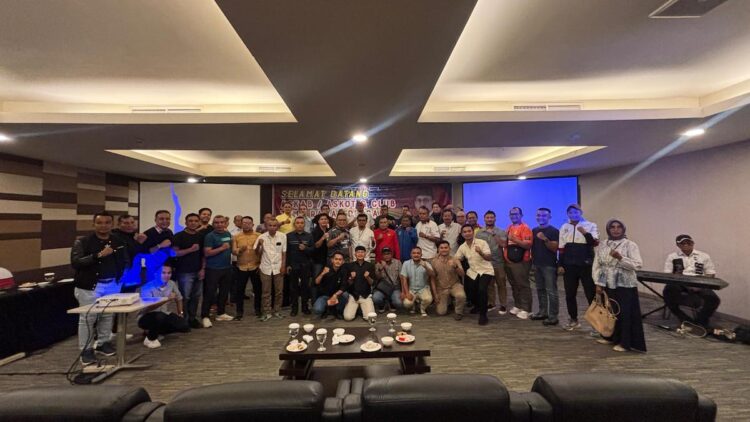 Andre Rosiade Siap Perjuangkan Aspirasi Pemilik Klub dan Pengurus Sepakbola di Sumbar 1 Pertemuan Andre Rosiade dengan pengurus Askot dan Asprov serta klub sepakbola di Sumbar. (dok. Radarsumbar)