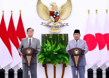 Presiden Republik Indonesia, Prabowo Subianto, dan Perdana Menteri (PM) Jepang, Ishiba Shigeru memberikan keterangan persnya usai melakukan pertemuan bilateral dengan Perdana Menteri (PM) Jepang Ishiba Shigeru, di Istana Kepresidenan Bogor, Jawa Barat, pada Sabtu, 11 Januari 2025. (Foto: BPMI Setpres/Muchlis Jr)