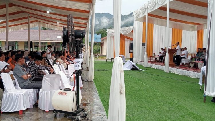 Pembangunan PLTS Terapung Singkarak, Solusi untuk Kebutuhan Energi Bersih 1 Pertemuan warga dengan PLN power selaku pemegang proyek PLTS Singkarak. (dok. Radarsumbar)